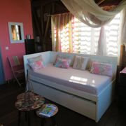 lit blanc dans chambre colorée