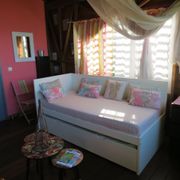 lit blanc dans chambre colorée